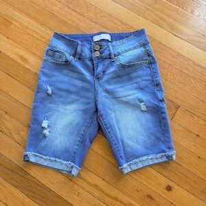 No Boundaries Distressed Bermuda Jean Shorts Size 5 Medium Wash